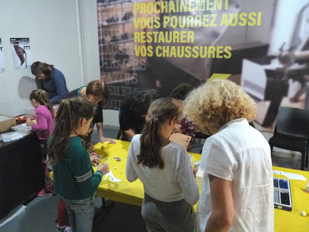 Des ateliers silhouettes aux chaussures géantes