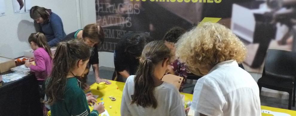 Des ateliers silhouettes aux chaussures géantes